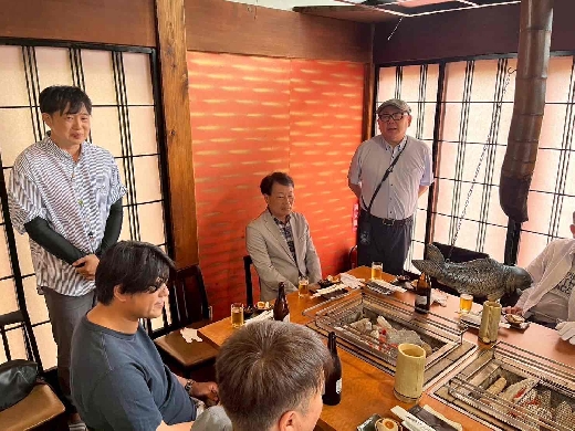 浅見地区長（右）