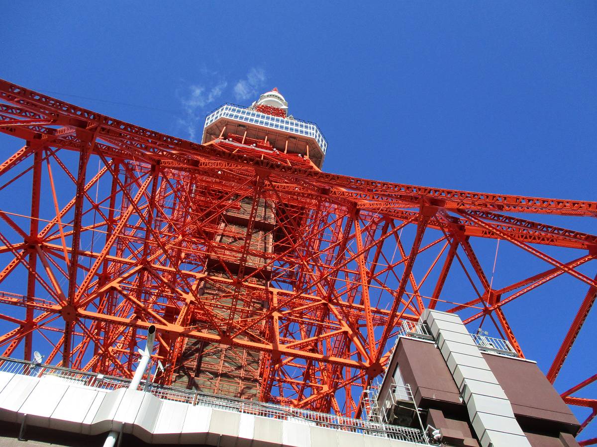 東京タワーをしたから撮影。迫力があります。