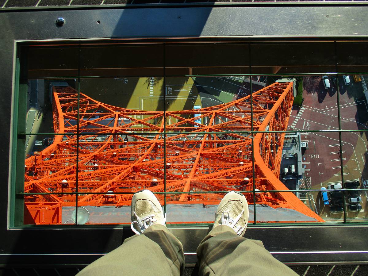 東京タワー内から足元を撮影。少し怖いですね。