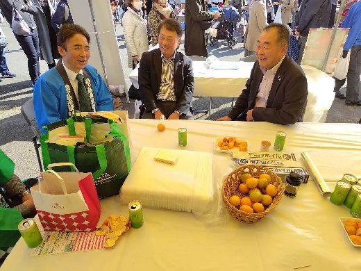 長峰秀和県議会議員（左）