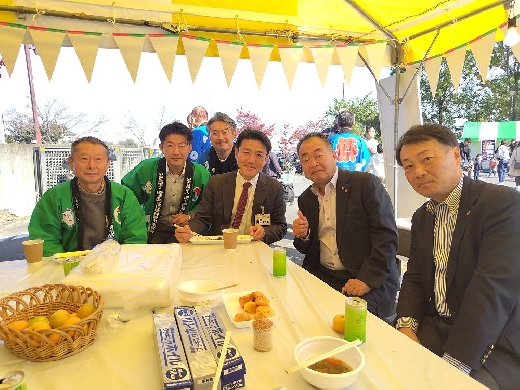 山口晋支部顧問（中央）