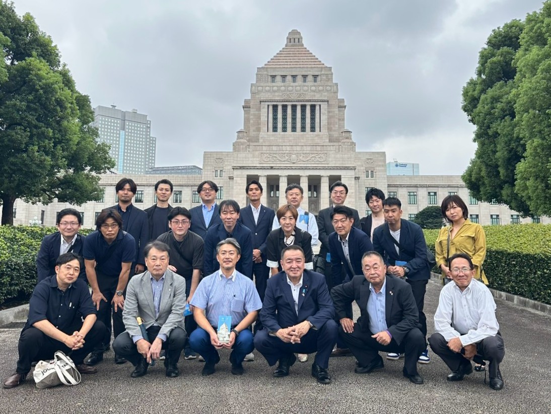 国会議事堂にて集合写真
